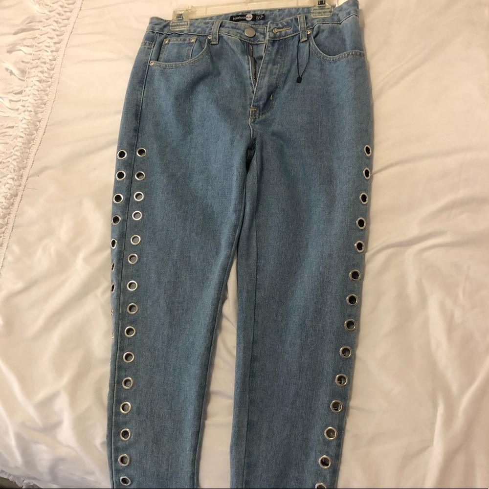 Boohoo Mom Jeans with keyhole